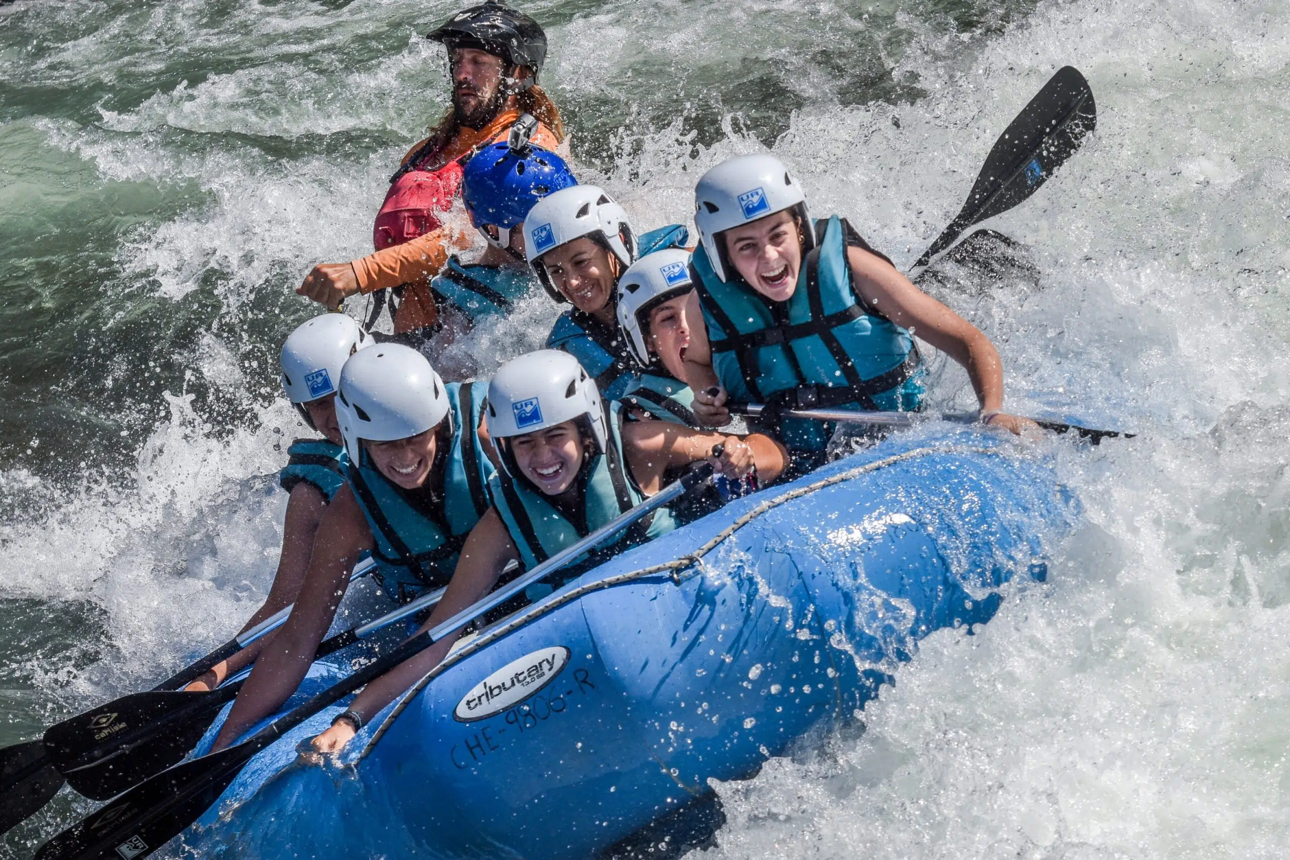 actividad-de-aventura-disfruta-de-las-emociones-en-rafting-con-tus-amigos-vive-sensaciones-en-rafting-scaled